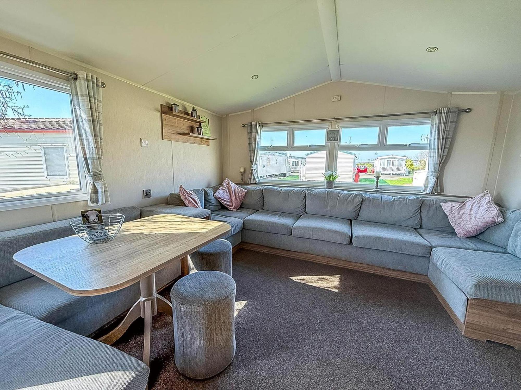 8 Berth Caravan For Hire At St Osyth Beach Ref 28047R Clacton-on-Sea Exterior photo
